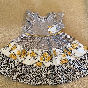 Adorable ruffle sleeve sunflower dress.